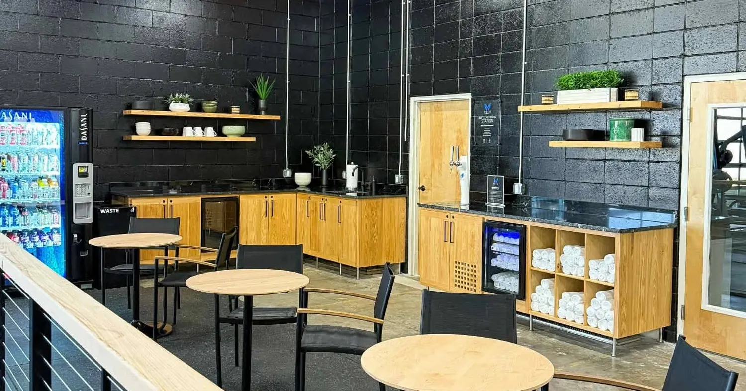 The member lounge with tables, drinks and the cold towel station